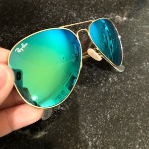 Green mirrored Ray Ban aviators